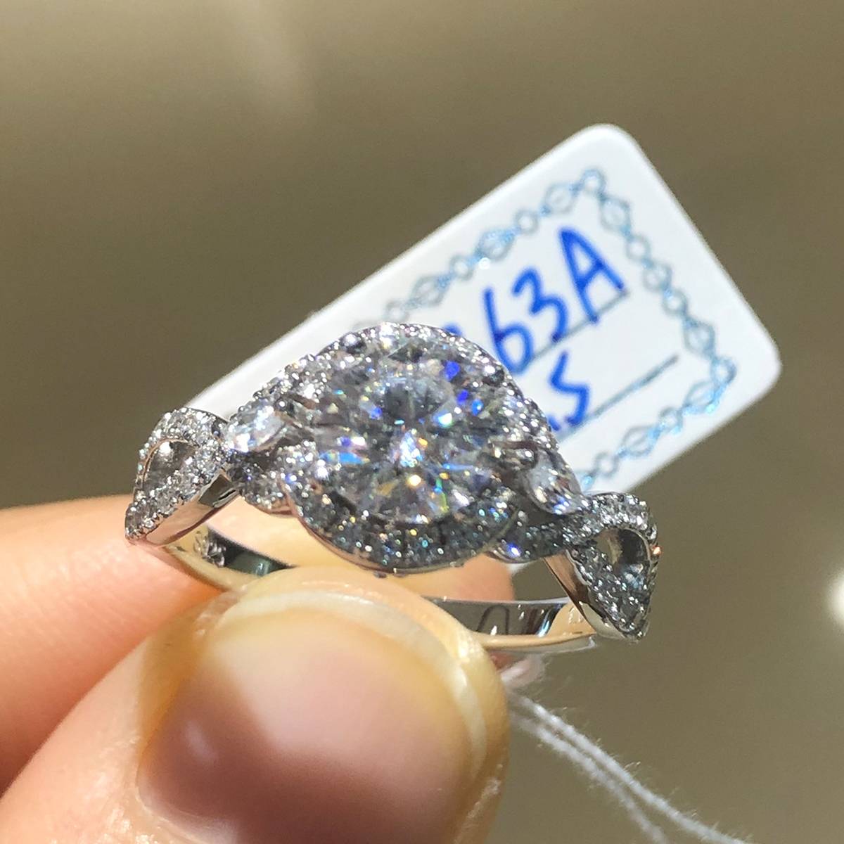 扭臂圆包女戒S925银镀白金定制选款主石莫桑钻1.0ct/副石高碳钻